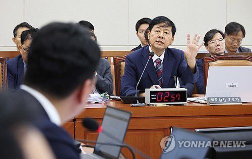 천하람 의원 질의에 답변하는 구윤철 기재부 장관 후보자(서울=연합뉴스) 김주형 기자 = 구윤철 경제부총리 겸 기획재정부 장관 후보자가 17일 국회 기획재정위원회에서 열린 인사청문회에서 개혁신당 천하람 의원이 예산실장 시절 관급공사 업체서 단체장 접촉 등과 관련한 질문에 답변하고 있다. 2025.7.17 kjhpress@yna.co.kr