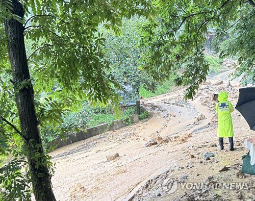 경북 청도 산사태 신고…피해 확인 중(청도=연합뉴스) 윤관식 기자 = 17일 호우경보가 내려진 경북 청도군 구미리 일대에서 산사태 신고가 접수돼 관계 당국이 피해 여부를 확인하고 있다. 2025.7.17 psik@yna.co.kr