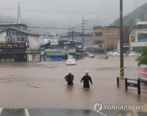 대구 북구 노곡동 침수…차량 다수 잠겨(대구=연합뉴스) 17일 대구 북구 노곡동 일대가 폭우로 침수돼 차량들이 물에 잠겨 있다. 2025.7.17 [대구 북구 제공. 재판매 및 DB금지] hsb@yna.co.kr