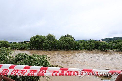 범람한 공주 유구천(공주=연합뉴스) 강수환 기자 = 17일 오후 호우특보가 내려진 충남 공주시 유구읍 유구리에서 유구천이 범람해 있다. 2025.7.17 swan@yna.co.kr