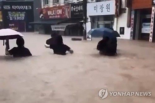 허리까지 차오른 흙탕물…험난한 귀갓길(광주=연합뉴스) 광주 전역에 폭우가 쏟아진 17일 오후 광주 북구 용봉동 거리에서 시민과 학생이 가슴 높이까지 차오른 흙탕물을 헤치며 귀가하고 있다. 2025.7.17 [독자 제공. 재판매 및 DB 금지] hs@yna.co.kr