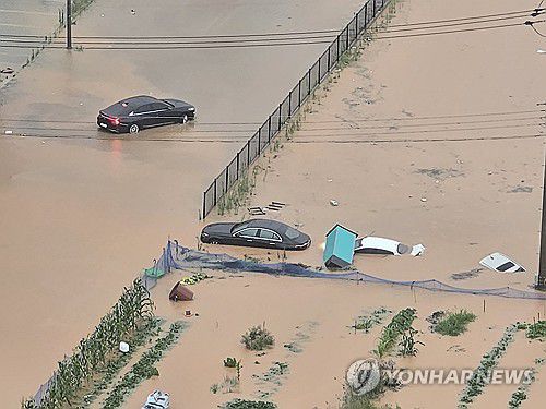 폭우에 잠긴 승용차(광주=연합뉴스) 광주 전역에 극한 호우가 쏟아진 17일 오후 광주 북구 신용동 일대 도로가 침수돼 차량들이 물에 잠겨 있다. 2025.7.17 [독자 제공. 재판매 및 DB 금지] areum@yna.co.kr