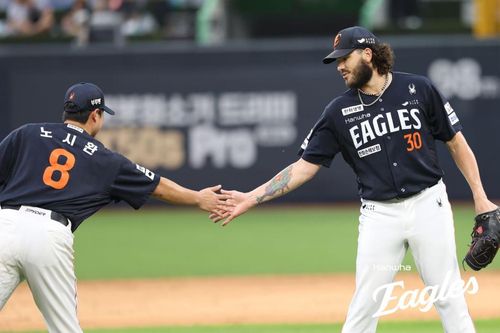 명품 투구 펼친 폰세(오른쪽)한화 이글스 코디 폰세(오른쪽)가 18일 수원케이티위즈파크에서 열린 2025 KBO리그 후반기 첫 경기인 kt wiz와 방문 경기에 선발 등판해 팀 동료 노시환과 하이파이브 하고 있다.. [한화 이글스 제공. 재배포 및 DB 금지]