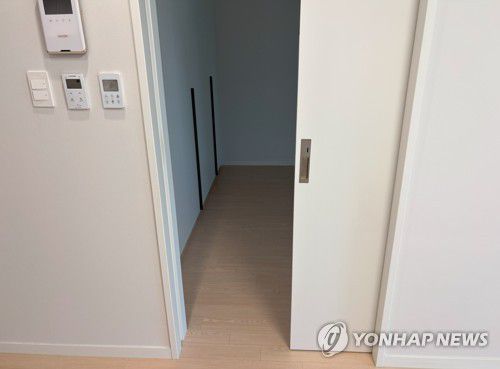 미닫이문이 설치된 내부 모습(서울=연합뉴스) 최혜정 인턴기자 = 유니버설디자인하우스-장안 내부 세대의 문은 모두 여닫이가 아닌 미닫이로 설치돼 있다. 2025.7.18