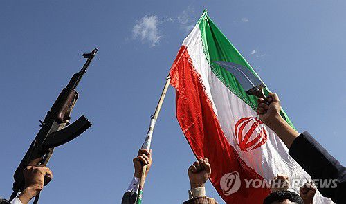 이란 국기와 무기를 든 예멘 반군 지지자들 [EPA 연합뉴스 자료사진. 재배포 및 DB 금지]