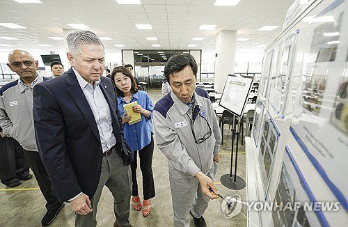 헥터 비자레알 한국GM 사장, 창원공장 방문(서울=연합뉴스) 헥터 비자레알 한국GM 사장(왼쪽 두 번째)이 지난 15일 GM 한국사업장 창원공장을 방문해 현장을 점검하고 있다. 2025.5.16 [제너럴 모터스 제공. 재판매 및 DB 금지] photo@yna.co.kr