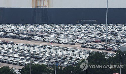 수출 대기 중인 자동차(평택=연합뉴스) 홍기원 기자 = 외국에서 건조한 자동차 운반선에 대한 미국 입항 수수료를 중국에만 부과하고 한국은 제외해달라고 한국 정부가 미국 정부에 요청한 것으로 확인됐다.     7일(현지시간) 미국무역대표부(USTR)에 따르면 한국 산업통상자원부와 해양수산부는 이런 공식 입장을 담은 의견서를 지난 4일 USTR에 제출했다.     사진은 7일 경기도 평택항에 수출용 자동차가 세워져 있는 모습. 2025.7.7 xanadu@yna.co.kr