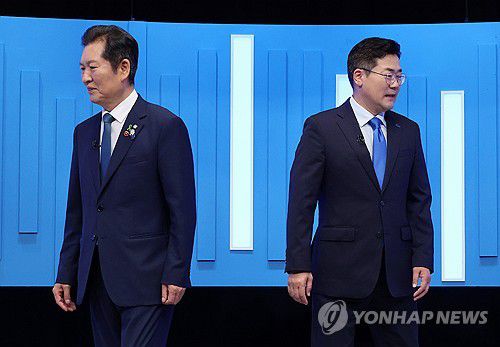 기념 촬영 마친 민주당 정청래·박찬대 당대표 후보(서울=연합뉴스) 더불어민주당 정청래(왼쪽)·박찬대 당대표 후보가 16일 서울 양천구 목동 SBS에서 TV토론회에 앞서 기념촬영을 한 뒤 자리로 돌아가고 있다. 2025.7.16 [국회사진기자단] photo@yna.co.kr