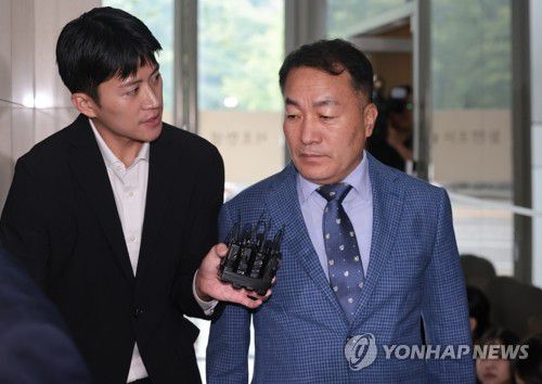 2차 소환조사 출석하는 김계환 전 해병대 사령관(서울=연합뉴스) 김인철 기자 = 김계환 전 해병대 사령관이 채상병 사건 수사방해 의혹 관련 2차 조사를 받기 위해 지난 17일 서울 서초구 순직해병특검 사무실로 향하고 있다. 2025.7.17 yatoya@yna.co.kr