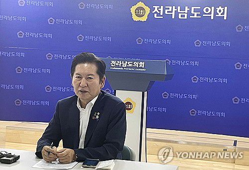 전남도의회 방문한 정청래 의원(무안=연합뉴스) 형민우 기자 = 더불어민주당 당대표 후보인 정청래 의원이 17일 전남 무안군 전남도의회를 찾아 취재진의 질문에 답변하고 있다. 2025.7.17 minu21@yna.co.kr