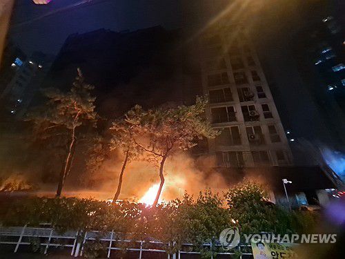 불길 치솟는 광명 아파트(광명=연합뉴스) 17일 오후 경기 광명시 소하동 한 아파트 주차장에서 불이 나 3명이 심정지 상태로 병원에 옮겨졌다. 또 1명이 전신화상을 입고 2명이 연기를 마셔 치료받고 있다.     사진은 불이 난 아파트. 2025.7.17 [경기도소방재난본부 제공. 재판매 및 DB 금지] stop@yna.co.kr