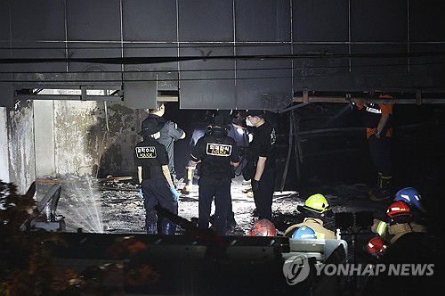 분주하게 움직이는 관계자들(광명=연합뉴스) 홍기원 기자 = 주차장에서 화재가 발생한 경기도 광명시 소하동 한 아파트에서 18일 경찰과 소방 등 관계자들이 분주하게 움직이고 있다. 2025.7.18 xanadu@yna.co.kr