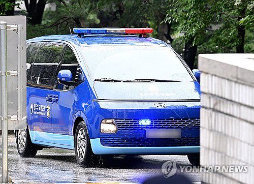서울중앙지방법원 들어서는 호송차(서울=연합뉴스) 윤석열 전 대통령이 탑승한 호송차가 18일 서울 서초구 서울중앙지방법원으로 들어서고 있다. 2025.7.18 [사진공동취재단] photo@yna.co.kr