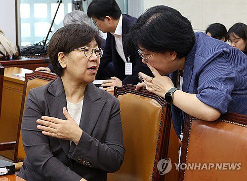 관계자와 대화하는 정은경 복지부 장관 후보자(서울=연합뉴스) 김주형 기자 = 정은경 보건복지부 장관 후보자(왼쪽)가 18일 국회 보건복지위원회에서 열린 인사청문회가 여야 의원들의 의견 차이로 잠시 휴정되자 관계자와 대화하고 있다. 2025.7.18 kjhpress@yna.co.kr
