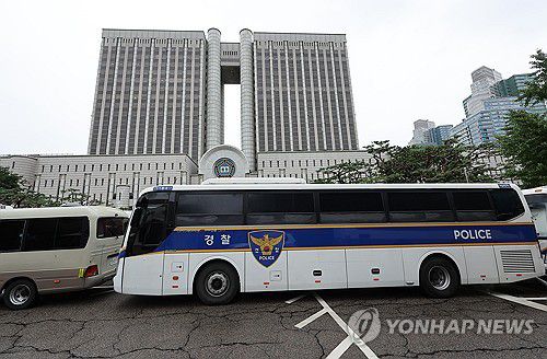 윤석열 전 대통령 구속적부심 심문 열린 서울중앙지법(서울=연합뉴스) 김성민 기자 = 윤석열 전 대통령의 구속적부심 심문이 열린 18일 서울 서초구 서울중앙지방법원에 경찰 버스가 주차돼 있다. 2025.7.18 ksm7976@yna.co.kr