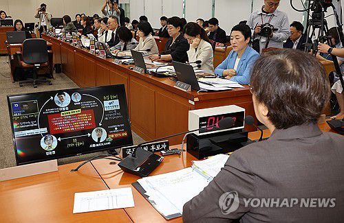 의원 질의 경청하는 정은경 복지부 장관 후보자(서울=연합뉴스) 김주형 기자 = 정은경 보건복지부 장관 후보자가 18일 국회 보건복지위원회에서 열린 인사청문회에서 의원 질의를 경청하며 화상자료를 살펴보고 있다. 2025.7.18 kjhpress@yna.co.kr