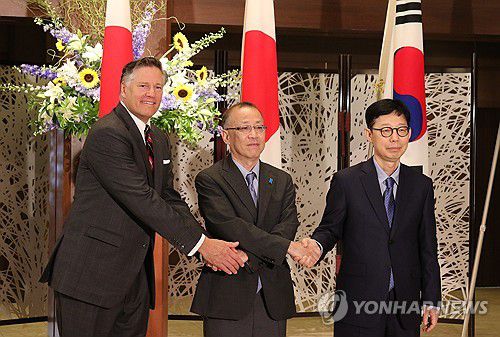 도쿄서 한데 모인 한미일 외교차관(도쿄=연합뉴스) 박상현 특파원 = 박윤주 외교부 1차관(오른쪽)과 크리스토퍼 랜도 미국 국무부 부장관(왼쪽), 후나코시 다케히로 일본 외무성 사무차관이 18일 일본 도쿄 외무성 이쿠라공관에서 열린 한미일 외교차관 협의회에 앞서 악수하고 있다. 2025.7.18 psh59@yna.co.kr
