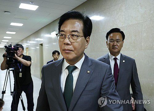 여야 회동 위해 이동하는 송언석 비대위원장 겸 원내대표(서울=연합뉴스) 김주형 기자 = 국민의힘 송언석 비대위원장 겸 원내대표가 18일 국회에서 장관 후보자들의 인사청문 보고서 채택 논의 등과 관련해 더불어민주당 김병기 당 대표 직무대행 겸 원내대표와 회동하기 위해 이동하고 있다. 오른쪽은 유상범 원내운영수석부대표. 2025.7.18 kjhpress@yna.co.kr