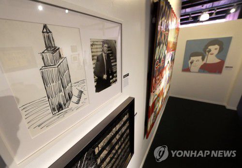 도널드 트럼프 미국 대통령의 그림(비벌리힐스<미국 캘리포니아주> EPA=연합뉴스 자료사진) 2017년 10월 16일 미국 캘리포니아주 비벌리힐스의 줄리엔스 옥션스 팝업 갤러리에서 열리는 경매 전시에서 촬영된 도널드 트럼프 미국 대통령의 그림(왼쪽). (EPA/PAUL BUCK) 2025.7.19.