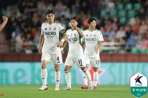 K리그1 시즌 첫 골을 터트린 전북 이승우(가운데).[한국프로축구연맹 제공. 재판매 및 DB 금지]