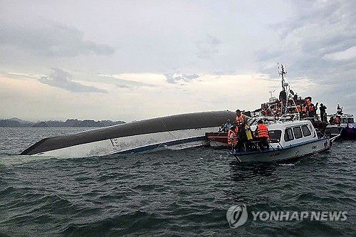 베트남 유람선 전복 사고(하롱베이 AFP=연합뉴스) 19일 베트남 북동부 꽝닌성 하롱베이에서 유람선이 뒤집혀 구조 대원들이 수색 작업을 벌이고 있다. 2025.7.19. photo@yna.co.kr