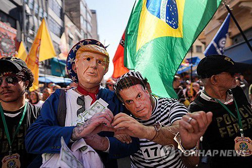 18일(현지시간) 상파울루에서 열린 트럼프-보우소나루 규탄 시위 [상파울루 로이터=연합뉴스. 재판매 및 DB 금지]