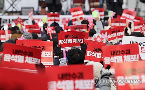 계속되는 대통령 체포·파면 촉구 집회(울산=연합뉴스) 김용태 기자 = 21일 오후 울산시 남구 롯데백화점 앞 광장에서 윤석열퇴진 울산운동본부 주최로 열린 울산시민대회에서 참가 시민들이 윤석열 대통령에 대한 즉각 체포와 파면을 촉구하며 구호를 외치고 있다. 2024.12.21 yongtae@yna.co.kr