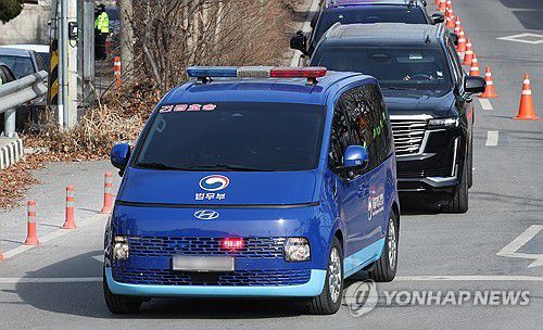 윤석열 대통령, 구속심사 위해 서울구치소 출발(의왕=연합뉴스) 홍기원 기자 = 내란 우두머리 혐의로 체포된 윤석열 대통령이 탄 차량 행렬이 구속 전 피의자심문(영장실질심사)을 받기 위해 18일 경기도 의왕시 서울구치소에서 나와 서울서부지법으로 향하고 있다. 2025.1.18  [공동취재] xanadu@yna.co.kr