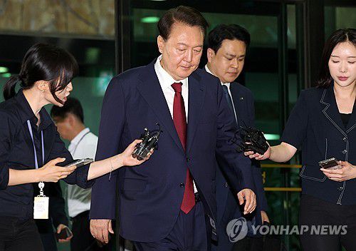 귀가하는 윤 전 대통령(서울=연합뉴스) 윤동진 기자 = 피의자 신분으로 내란 특검 조사를 받은 윤석열 전 대통령이 서초구 서울고검 청사를 나서고 있다. 2025.6.29 [공동취재] mon@yna.co.kr