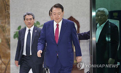 특검 조사 마친 윤석열 전 대통령(서울=연합뉴스) 김성민 기자 = 윤석열 전 대통령이 5일 내란 특검 2차 조사를 마치고 조은석 특별검사팀 사무실이 있는 서울 서초구 서울고검을 나서고 있다. 2025.7.6 ksm7976@yna.co.kr