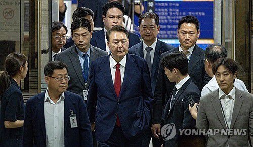 구속심사 마친 윤석열 전 대통령(서울=연합뉴스) 12·3 비상계엄과 관련해 특검의 수사를 받는 윤석열 전 대통령이 9일 서울 서초구 서울중앙지법에서 열린 구속 전 피의자 심문(영장실질심사)이 끝난 뒤 법원을 떠나고 있다. 2025.7.9 [사진공동취재단] photo@yna.co.kr