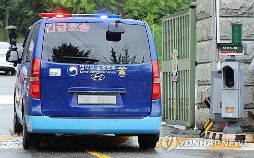 서울구치소로 들어서는 호송차량[연합뉴스 자료사진]