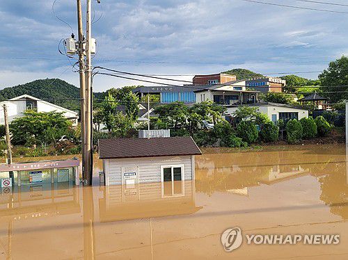 빗물에 잠긴 전남 나주 도로(나주=연합뉴스) 호우 특보가 이틀째 발효된 18일 오전 전남 나주시 다시면 한 도로가 빗물에 잠겨 있다. 2025.7.18 [독자 제공. 재판매 및 DB 금지] daum@yna.co.kr