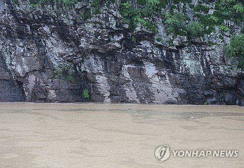 침수된 '세계유산' 반구대 암각화(울산=연합뉴스) 김용태 기자 = 유네스코 세계유산으로 등재된 울산 울주 대곡리 반구대 암각화가 19일 호우에 사연댐 수위가 상승하면서 물에 잠겨 보이지 않고 있다. 반구대 암각화가 침수된 것은 2023년 10월 이후 1년 7개월 만이다. 2025.7.19 yongtae@yna.co.kr