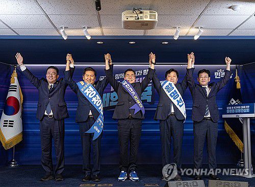 더불어민주당 충청권 합동연설회(서울=연합뉴스) 더불어민주당 대표 선거에 출마한 정청래(왼쪽 두 번째 부터), 박찬대 후보, 최고위원 선거에 출마한 황명선 후보와 김병기 원내대표(왼쪽), 김정호 전당대회 선거관리위원장(오른쪽)이 19일 서울 여의도 당사에서 열린 합동연설회에서 손을 맞잡고 인사하고 있다. 2025.7.19  [더불어민주당 제공. 재판매 및 DB 금지] photo@yna.co.kr