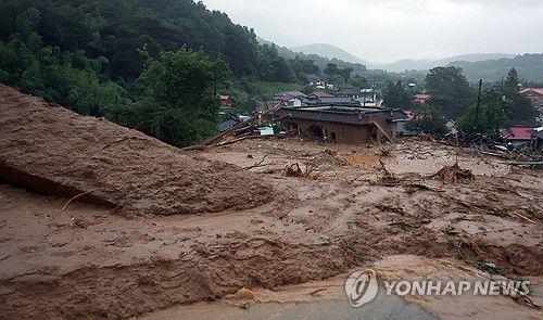 산사태 여파(산청=연합뉴스) 김동민 기자 = 폭우·산사태로 인해 19일 오후 경남 산청군 단성면 내원마을 입구에 토사가 쌓여 위험한 장면이 연출되고 있다. 2025.7.19 image@yna.co.kr