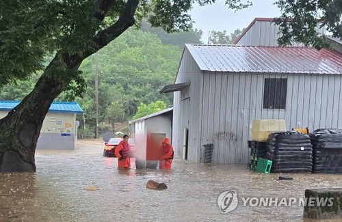 침수로 고립된 마을 주민 구조(진안=연합뉴스) 전북특별자치도소방본부가 19일 호우경보가 내려진 진안군 성수면의 한 마을에서 주민들을 구조하고 있다. 2025.7.19 [전북특별자치도소방본부. 재판매 및 DB 금지] doo@yna.co.kr