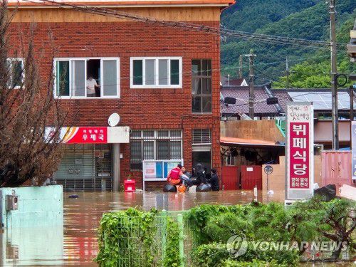 침수로 고립된 마을 주민 구조하는 소방대원들(서울=연합뉴스) 19일 오후 경남 의령군 대의면 집중호우로 인해 마을이 침수돼 출동한 소방대원들이 보트를 이용해 건물에 고립된 마을 주민을 구조하고 있다. 2025.7.19      [소방청 제공. 재판매 및 DB 금지] hkmpooh@yna.co.kr