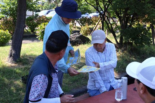 드론 금지 구역 홍보(제주=연합뉴스) 백나용 기자 = 지난 8일 제주시 용담레포츠공원에서 '공항 안전 불법 드론 감시단' 이윤계 씨가 드론 금지 구역을 알리는 홍보 팸플릿을 나눠주고 있다. 2025.7.20 dragon.me@yna.co.kr