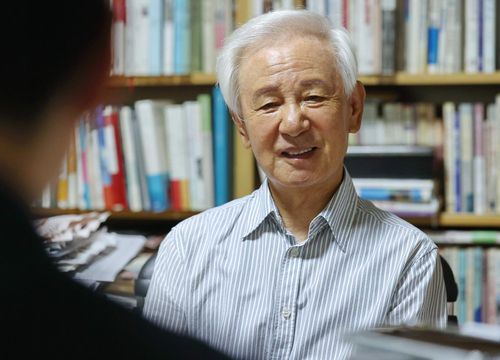 인터뷰하는 김홍신 작가(서울=연합뉴스) 이재희 기자 = 최근 시집 '그냥 살자'를 출간한 김홍신 작가가 지난 17일 서울 서초구 자택에서 연합뉴스와 인터뷰를 하고 있다. 2025.7.20 scape@yna.co.kr