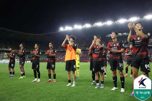 전북과 경기 후 포항 선수들과 홈팬들에게 인사하는 기성용(가운데)[한국프로축구연맹 제공. 재판매 및 DB 금지]