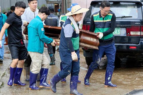복구작업 하는 오세현 시장(오른쪽 2번째)과 직원들[아산시 제공. 재판매 및 DB 금지]