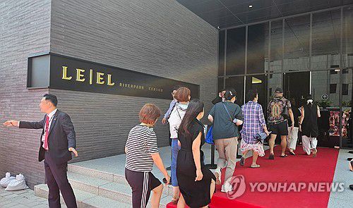 '르엘 리버파크 센텀' 모델하우스 오픈(부산=연합뉴스) 민영규 기자 = 부산 해운대구 '르엘 리버파크 센텀'의 모델 하우스가 11일 문을 열자 시민이 줄지어 입장하고 있다. 롯데건설 하이엔드 아파트 브랜드 르엘이 서울 이외 지역에서 분양하는 것은 이번이 처음이다. 해운대구 옛 한진CY 부지에 2천70가구 규모로 들어서는 르엘 리버파크 센텀은 오는 21일 특별공급, 22일 1순위, 23일 2순위 순으로 청약을 진행한다. 3.3㎡당 평균 분양가는 4천410만원으로 책정됐다. 2025.7.11 youngkyu@yna.co.kr ※ 사진은 기사와 직접 관련이 없습니다.