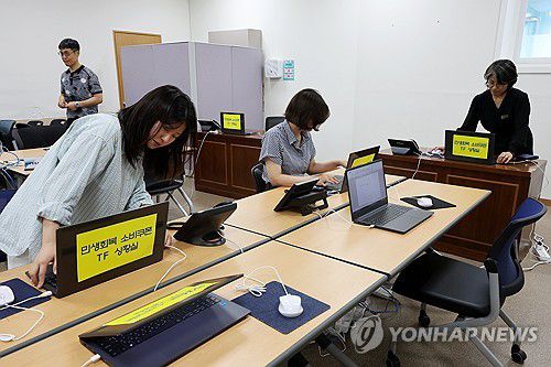 민생회복 소비쿠폰 전담 TF팀 업무 개시 준비(광주=연합뉴스) 조남수 기자 = 15일 광주 남구청에서 민생회복 소비쿠폰 전담 TF팀이 대상자 적합 여부 확인 등 각종 민원 대응 준비 작업하고 있다. 2025.7.15 iso64@yna.co.kr