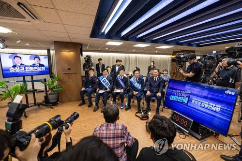 더불어민주당 충청권 합동연설회(서울=연합뉴스) 더불어민주당 대표 선거에 출마한 정청래, 박찬대 후보, 최고위원선거에 출마한 황명선 후보, 김병기 원내대표 등이 19일 서울 여의도 당사에서 열린 합동연설회에 참석하고 있다. 2025.7.19 [더불어민주당 제공. 재판매 및 DB 금지] photo@yna.co.kr