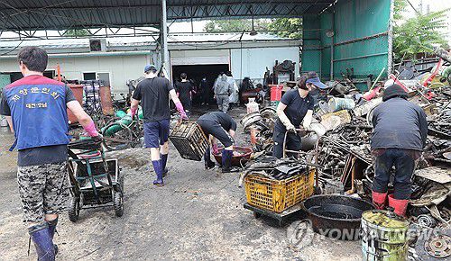 복구 돕는 자원봉사자들(아산=연합뉴스) 김소연 기자 = 20일 집중호우에 침수 피해가 발생한 충남 아산시 염치읍 일원에서 자원봉사자들이 복구 작업을 하고 있다. 2025.7.20 soyun@yna.co.kr
