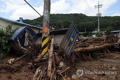 물폭탄에 쓰러진 차량(가평=연합뉴스) 임병식 기자 = 20일 오후 경기도 가평군 조종면에서 새벽 시간에 쏟아진 폭우로 산사태가 발생해 주택과 차량이 파손되어 있다. 2025.7.20 andphotodo@yna.co.kr