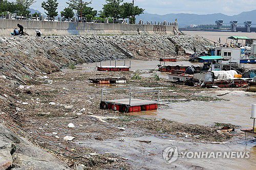 영산강 하구로 몰려온 쓰레기(목포=연합뉴스) 정다움 기자 = 20일 오후 전남 목포시 상동 영산강 하굿둑 인근 강 수면에 최근 내린 폭우로 흘러온 쓰레기와 부유물이 떠 있다. 2025.7.20 daum@yna.co.kr