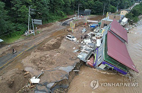 무너진 편의점(가평=연합뉴스) 이진욱 기자 = 20일 오전 경기 가평군에서 집중호우로 편의점 건물이 무너져 내린 모습.2025.7.20 cityboy@yna.co.kr