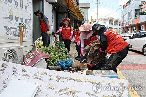 광주 광산구 수해 복구 분주(광주=연합뉴스) 기록적인 폭우가 그친 20일 광주 광산구 동곡동에서 자원봉사자들이 수해 복구에 힘을 보태고 있다. 2025.7.20 [광주 광산구 제공. 재판매 및 DB 금지]
